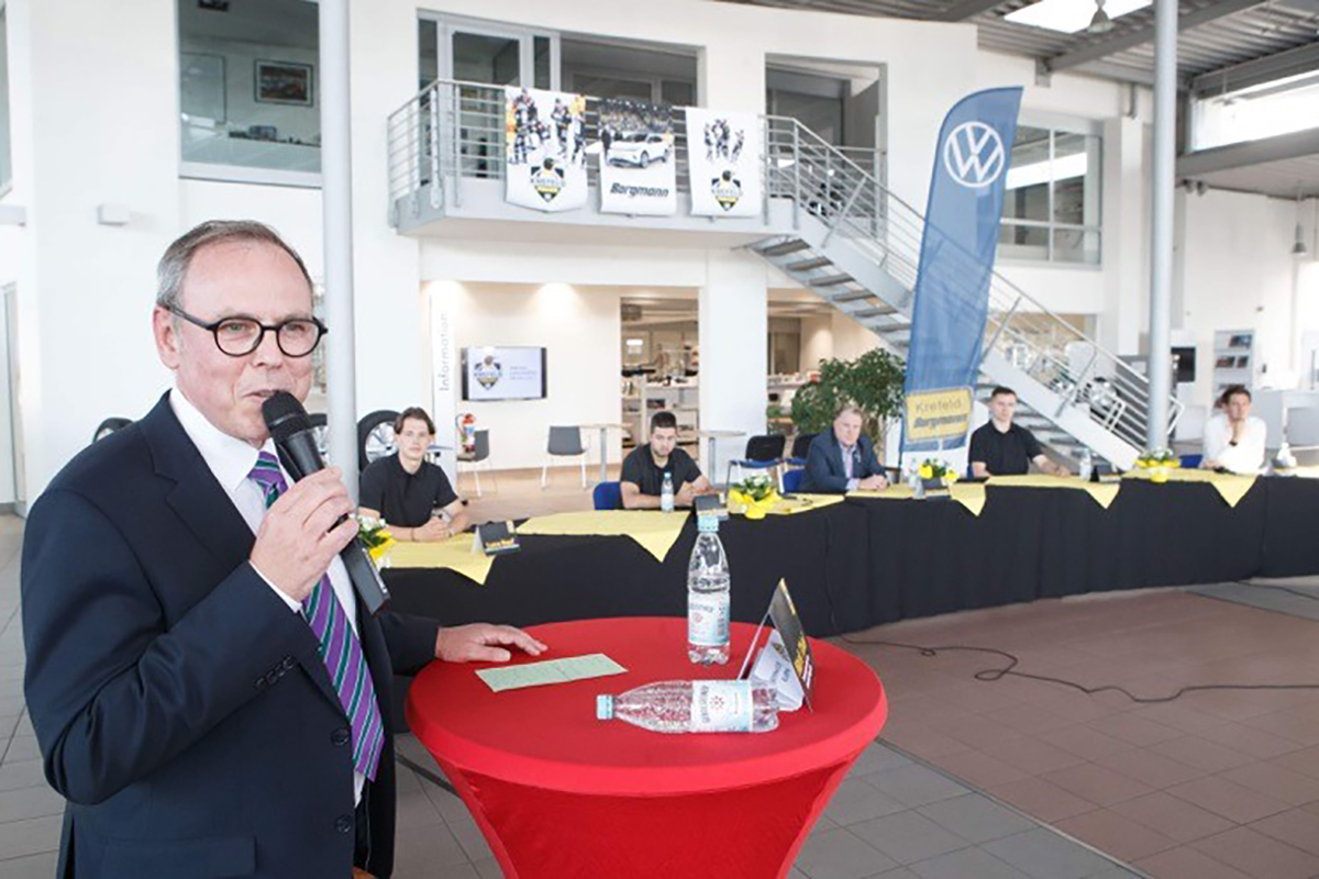 KEV Pressekonferenz im Autohaus Borgmann Krefelder Pinguine im Autohaus Borgmann
