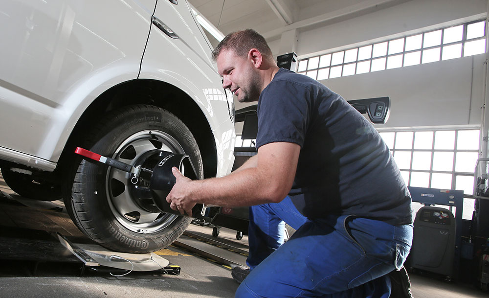 Monteur der Wohnmobil Werkstatt Krefeld Monteur der Wohnmobil Werkstatt Krefeld